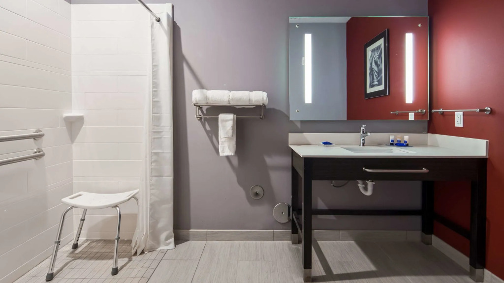 Del-Mar Airport Inn & Suites