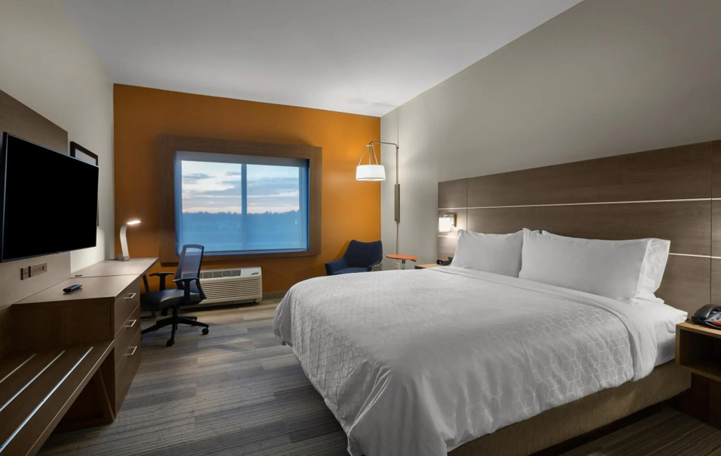 Holiday Inn Express & Suites - Fayetteville South by IHG