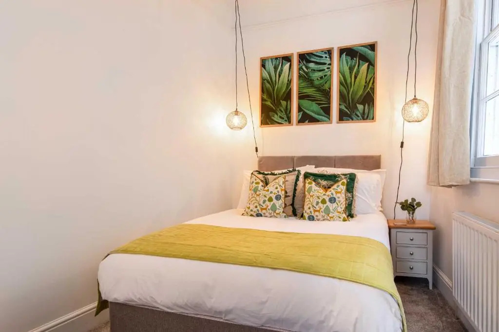 Heart of Barbican 5 bedroom 4 bathroom Boutique House with roof terrace