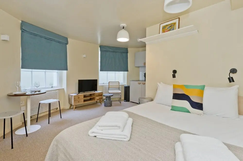Bijou Lower Ground Studio in Primrose Hill Terrace