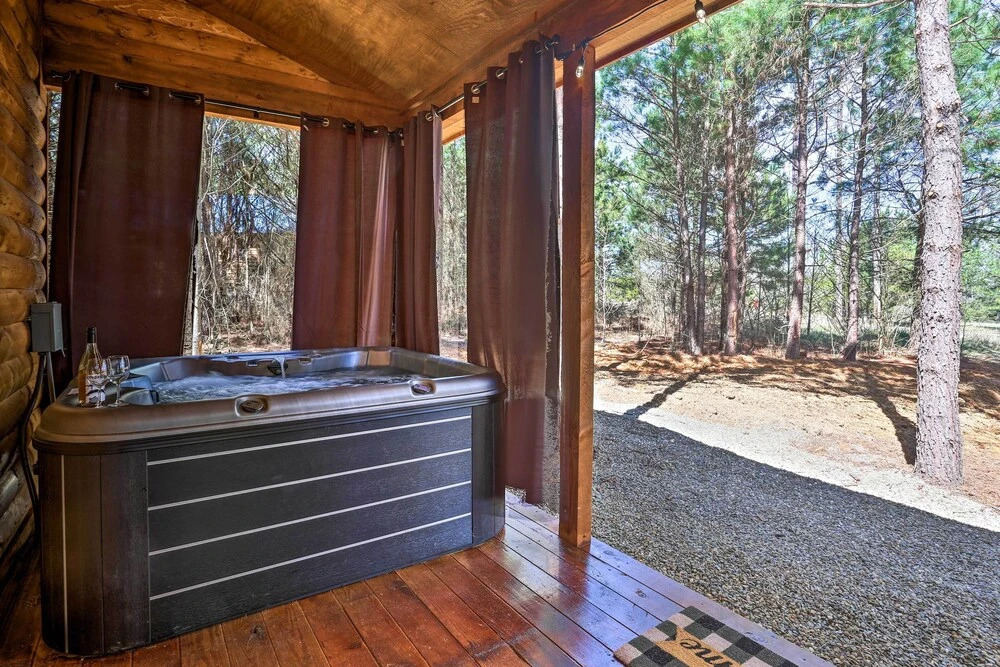 'the Breeze' - Broken Bow Cabin w/ Hot Tub & Deck!