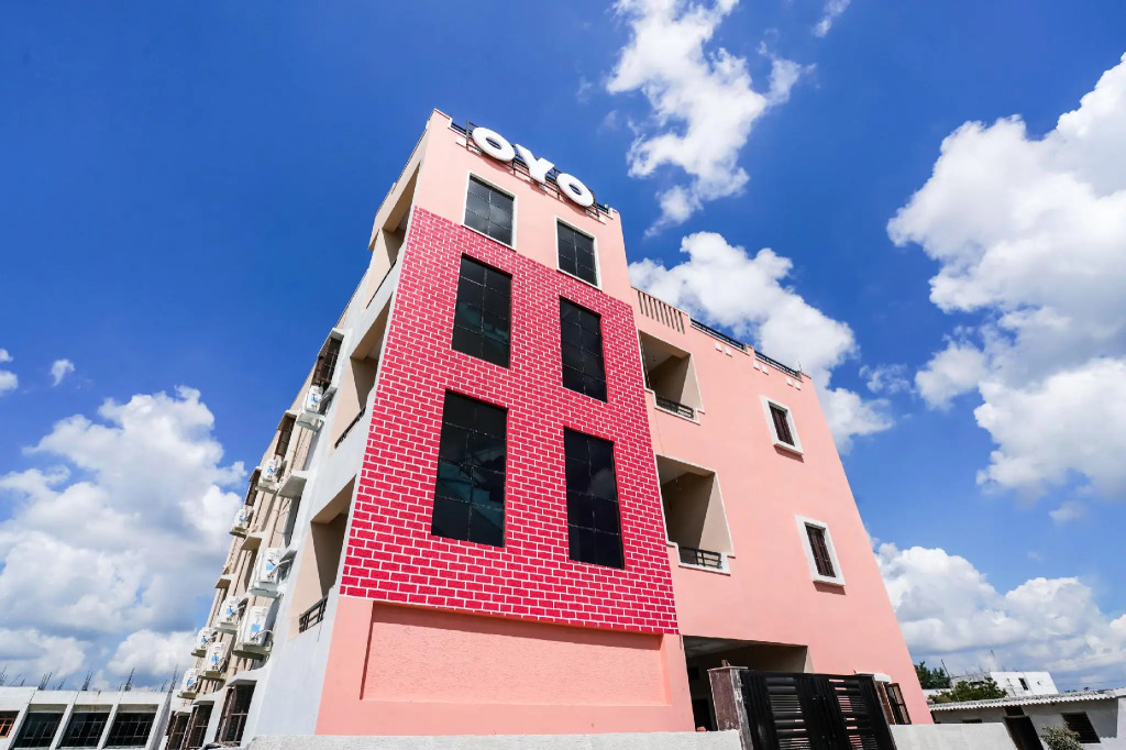 OYO 62615 Hotel White House