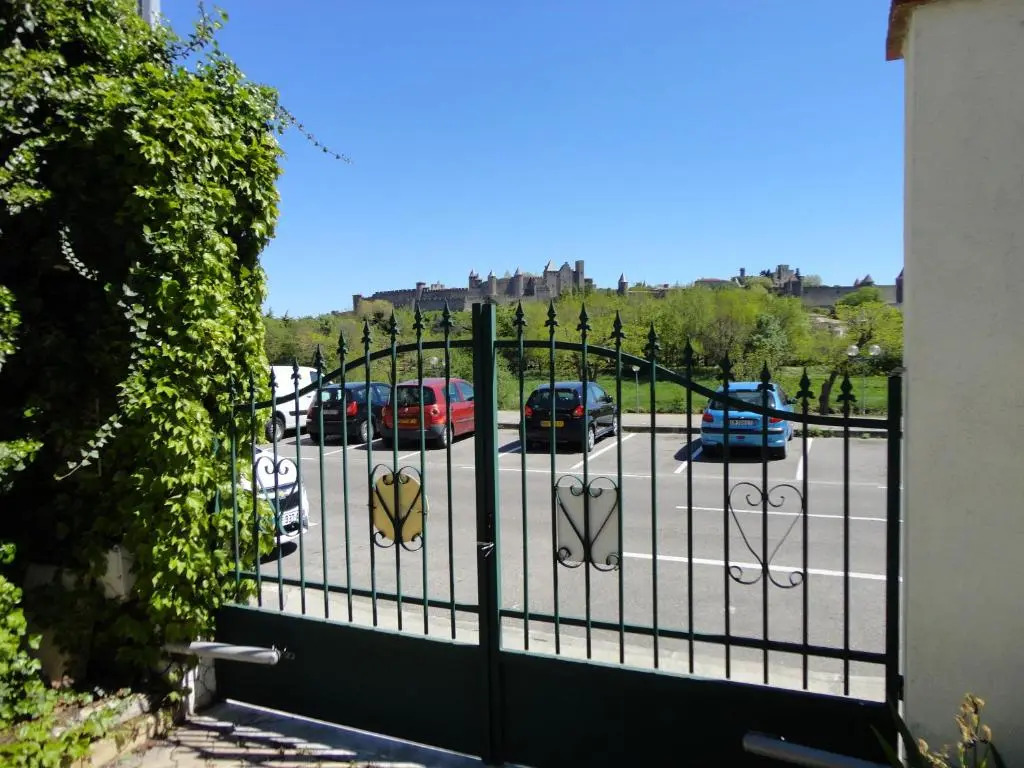 Les Bellevue Cité "4 Apartments, 1 with Garden & Private Parking, Aircon, WiFi, Free Public Car Park, 1 km from Cité"