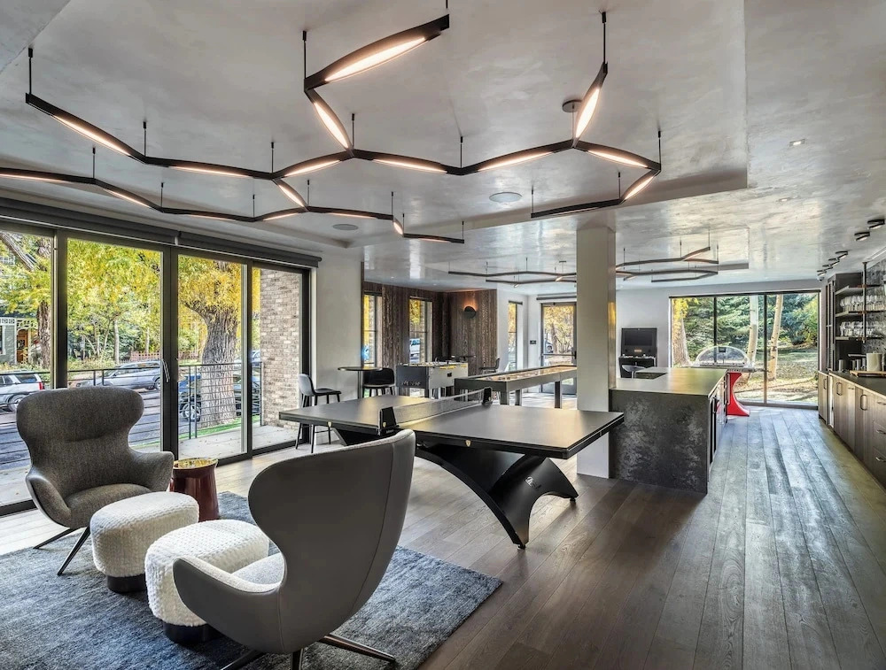 Aspen St Lodge by Rove 10br With Outdoor Amenities