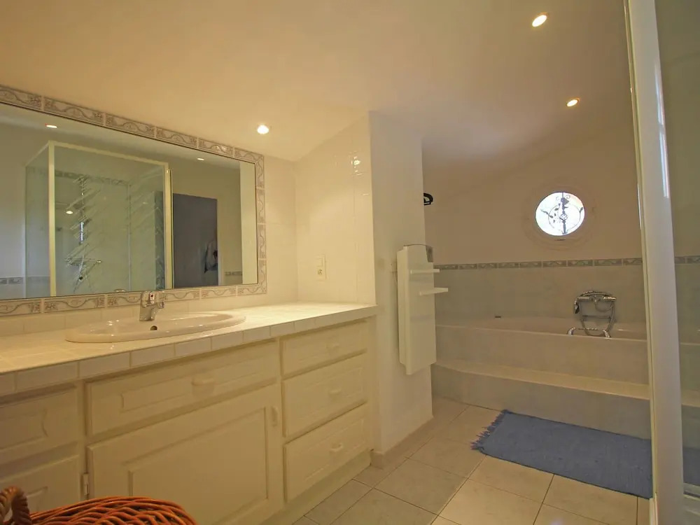 Child-friendly Holiday Home in Esparron-de-verdon