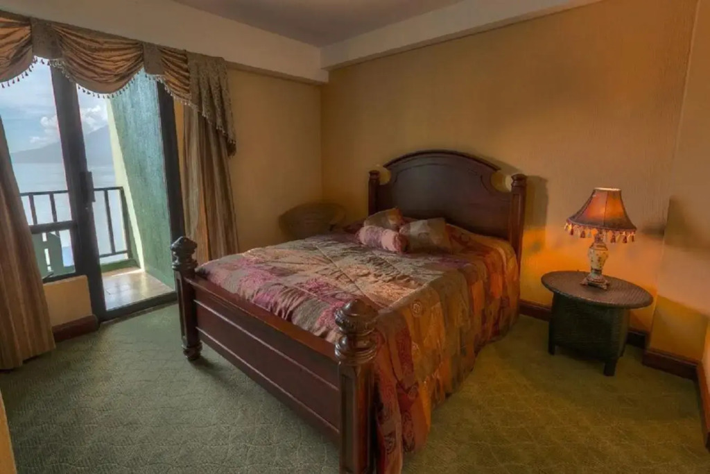 Torres de Atitlan 4 Bdrm-3 Bthrm Full Floor - for 10 people