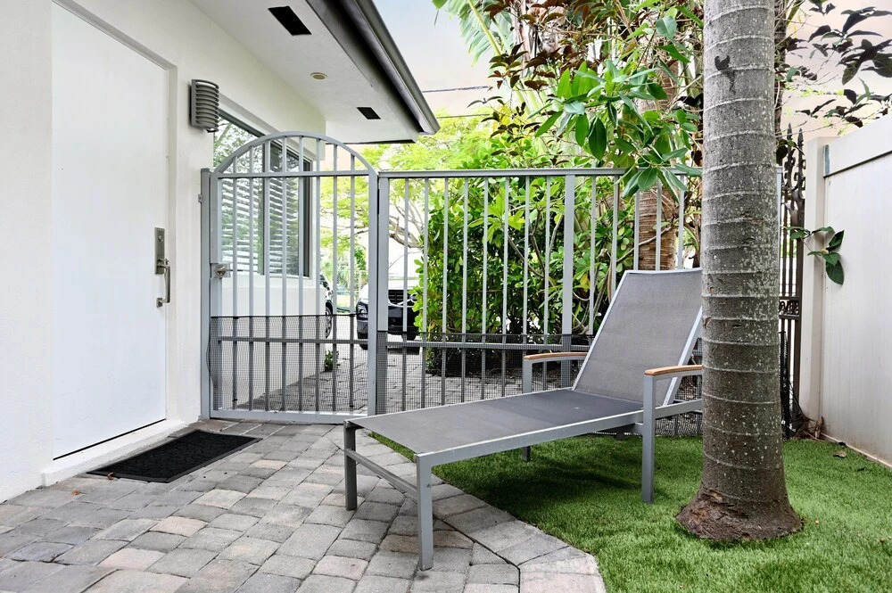 Victoria Park Urban Oasis W/ Patio, 2 Miles To Beach 1 Bedroom Duplex