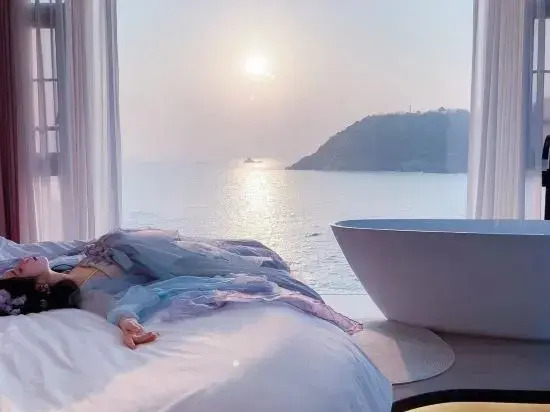 Haikuoyunshen·Super first-line sunrise sea view pool holiday villa (Xiaowushitang Branch)