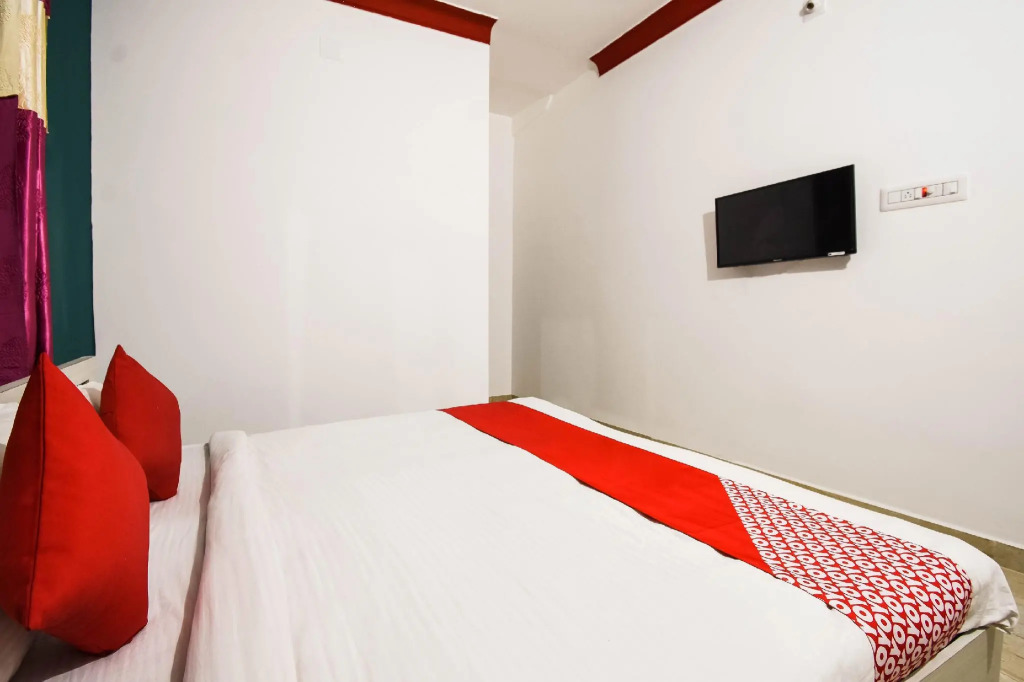 OYO 73992 Hotel Salomi Palace