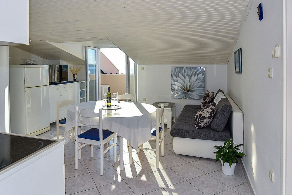 Apartments Mandre near sea