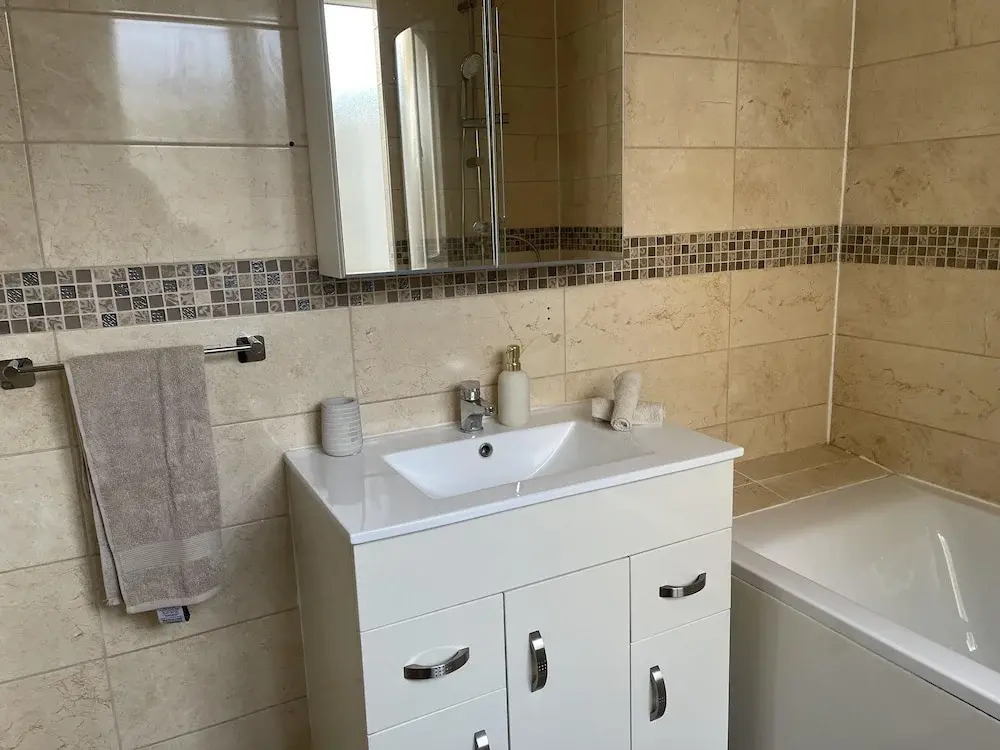 3 Bed House - Sleeps 5 - Garden - Parking - Wifi