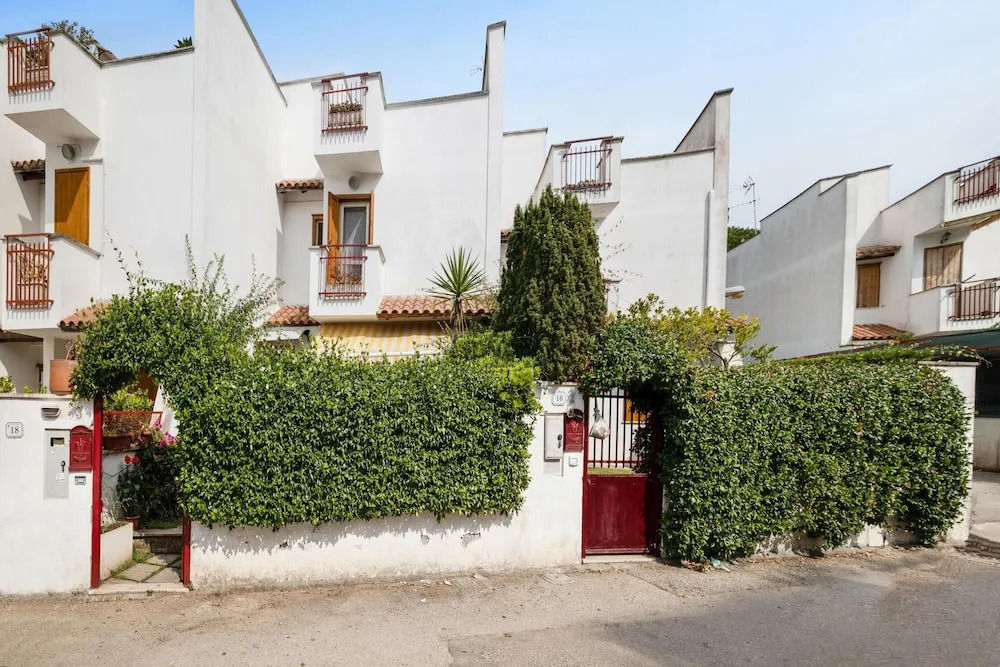 House With 3 Bedrooms in Sabaudia, With Wonderful Lake View and Enclosed Garden Near the Beach