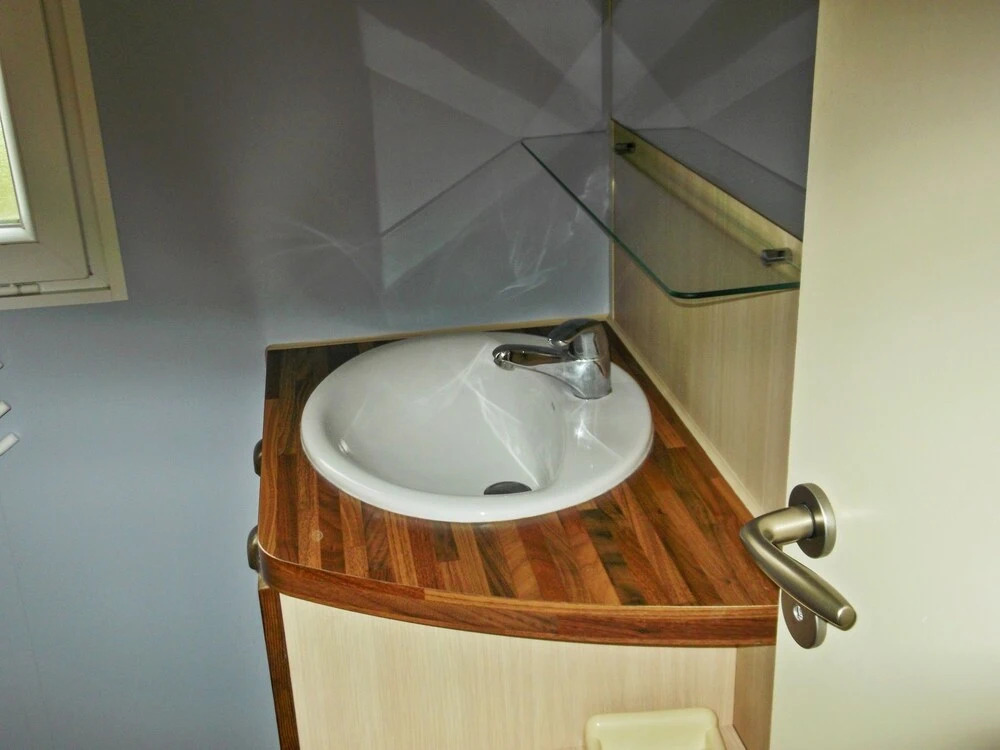 Cosy, 2-bedroom Mobile Home With a Furnished Terrace and Serene Garden