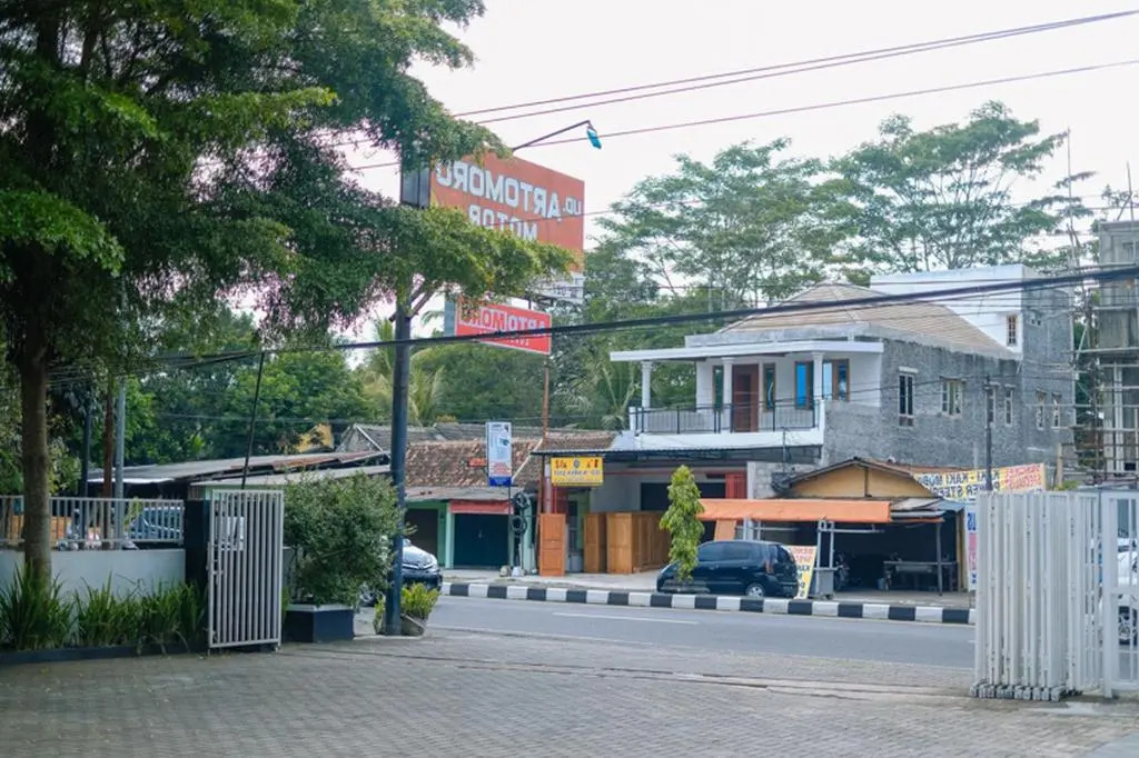 RedDoorz At Artomoro Guest House
