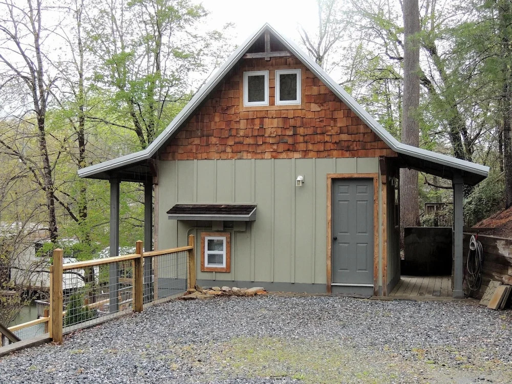Gray Logs W/tiny House 1 Bedroom Home