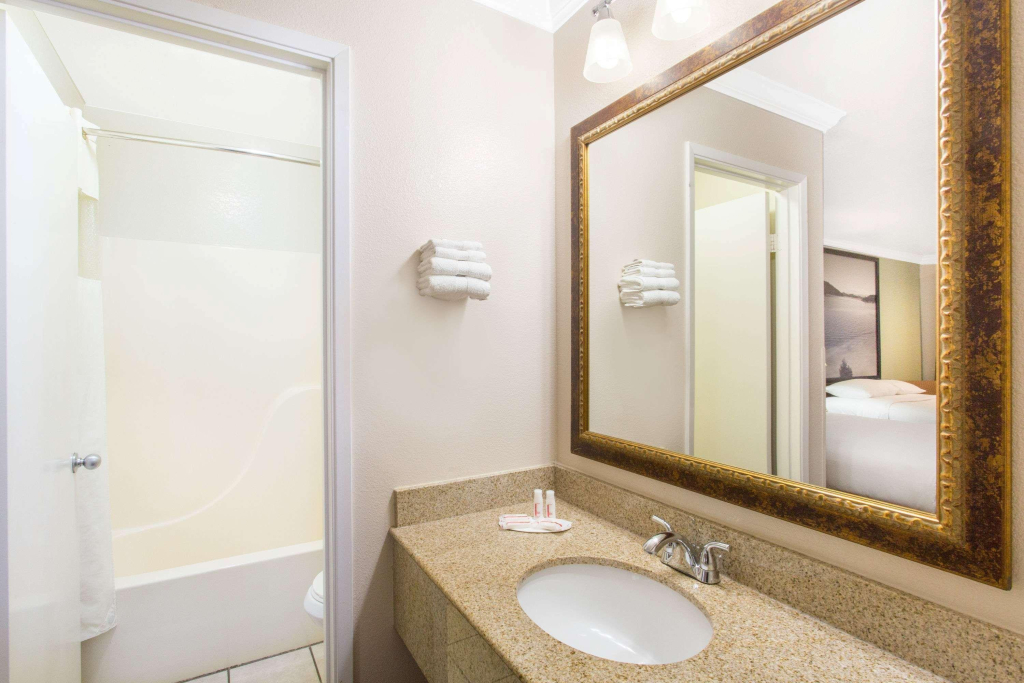 Upper Lake Inn & Suites
