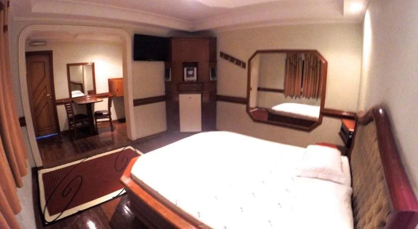 Delirius Motel - Adults Only