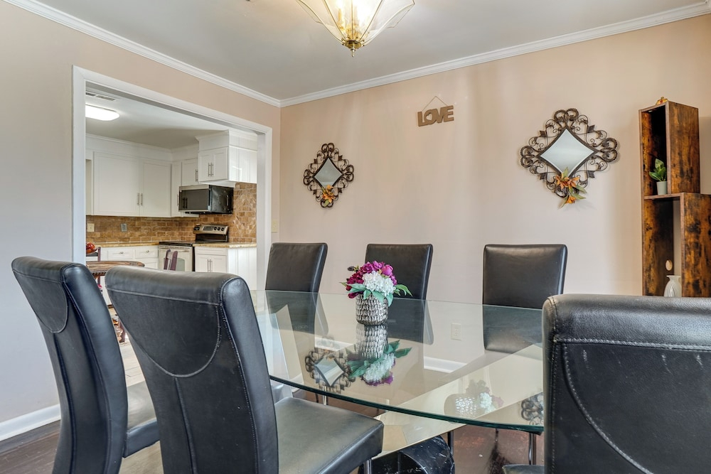 5 Mi to Broadway Fun! Group-ready Nashville Home