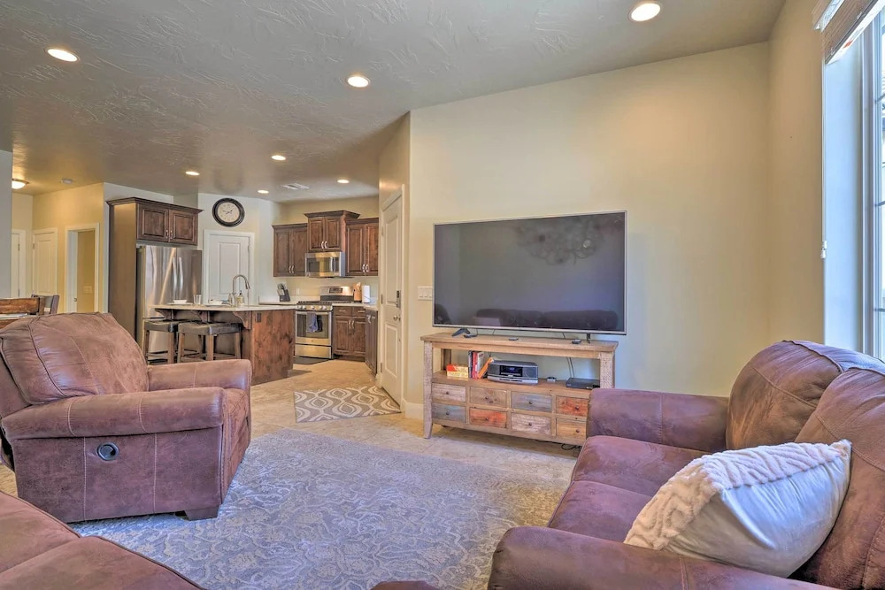 'blue Sky Get-a-way' Townhome w/ Patio, Grill