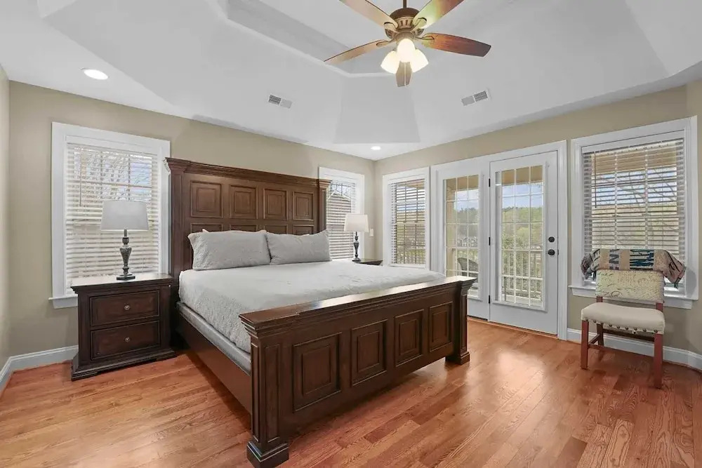 Sleeps 22, Lakefront w/ Private Dock & Pool, 2 Houses Lake Living by Avantstay