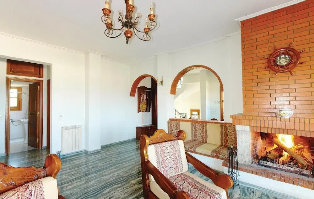 Awesome Home in Kato Assos Peloponne With Wifi and 5 Bedrooms
