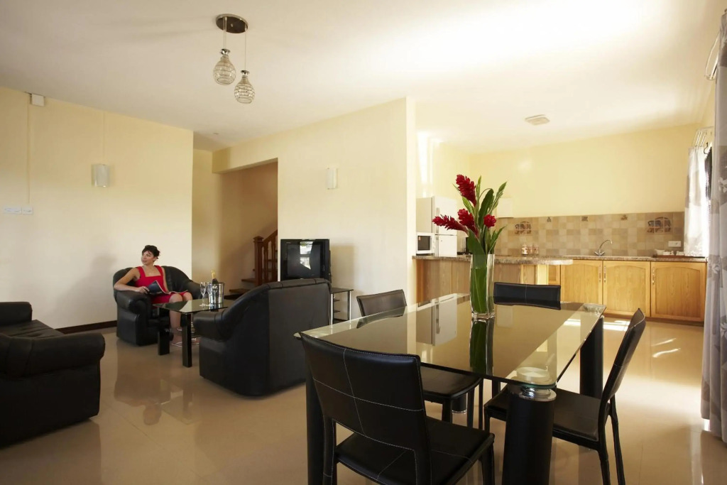 Jet Villa - Amandier 2-Bedroom Apartment with Pool near Flic en Flac Beach