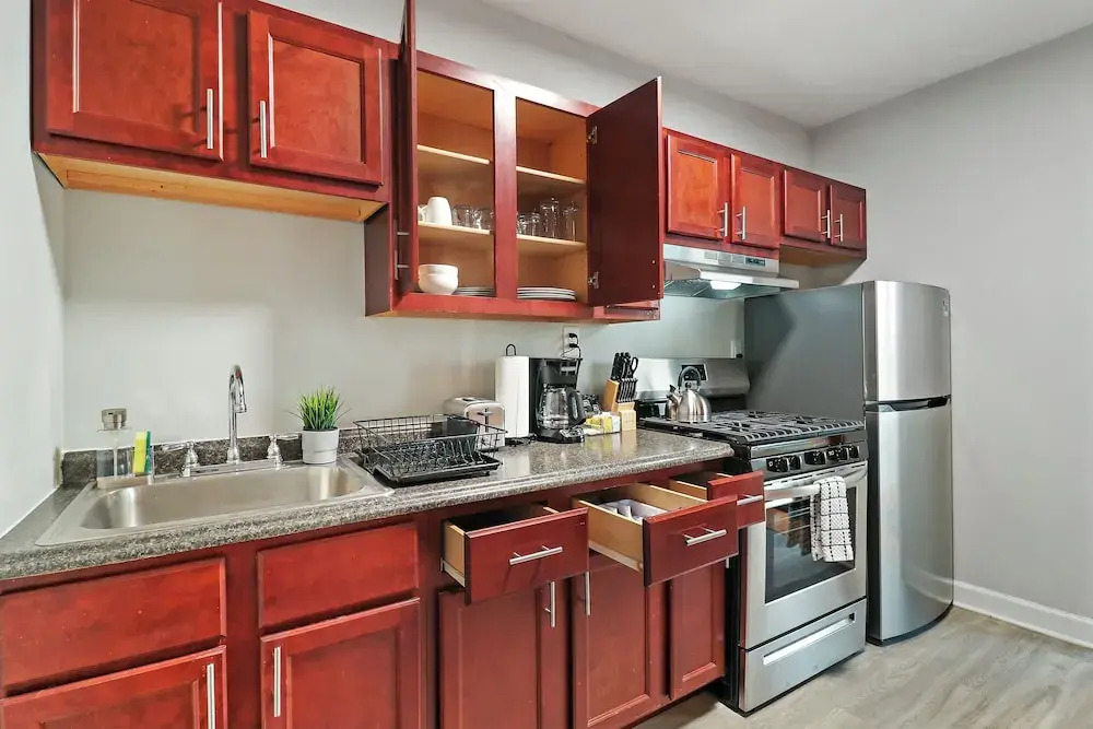 1BR Airy Apt- Barry 2
