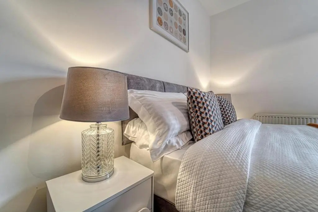 Stylish 2 Bedroom House with Patio