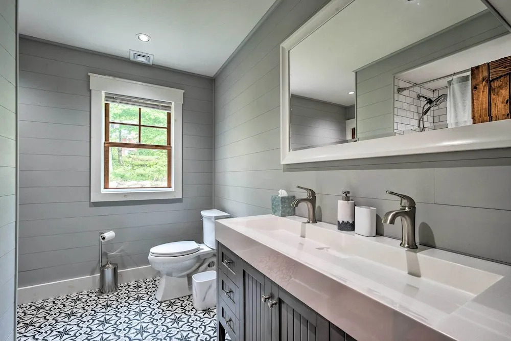 Elegant Mtn Chalet w/ Deck: 1 Mi to Mt Snow!