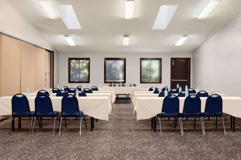 Country Inn & Suites by Radisson, Near The National Sports Center, Coon Rapids, MN