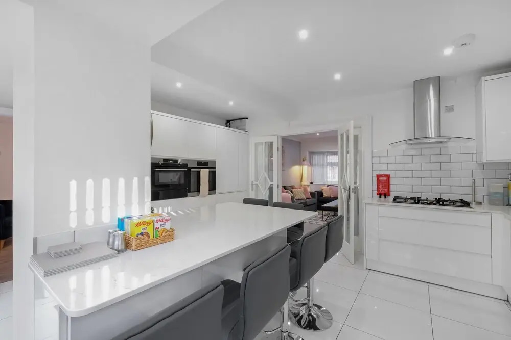 Delightful House 4 bed 2 bath  - Parking