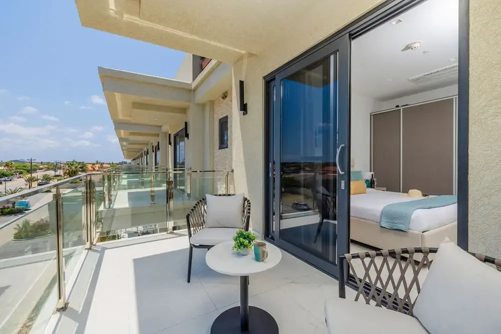 2BR 2BA Top Floor Corner w Amazing Views Gym