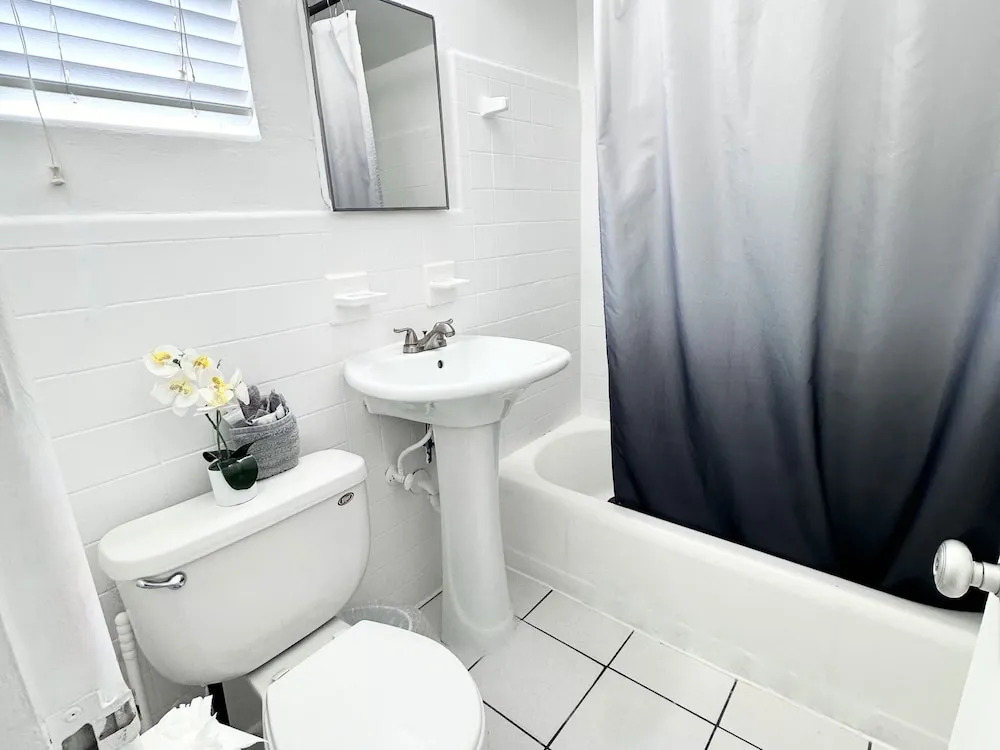 Southwinds Inn 7 for 4 Guests Close to the Beach