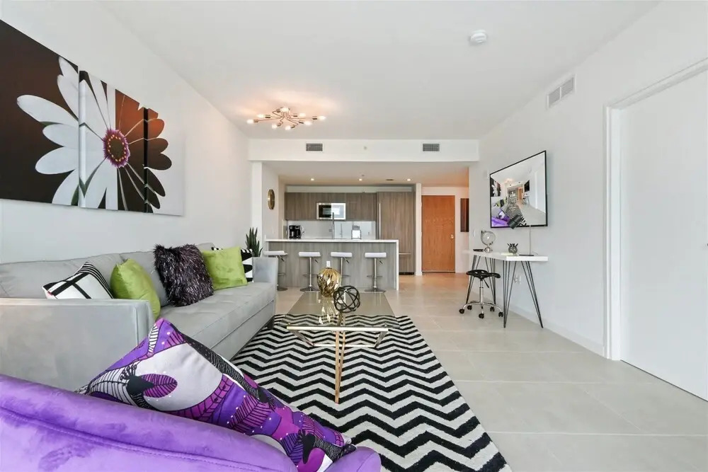 Top Fort Lauderdale Condo 7th Floor - Private and Sanitized, Hotel Amenities, Free Parking for Stays Over 27 Days, 400 ft From the Beach. Hosted by Super Host!