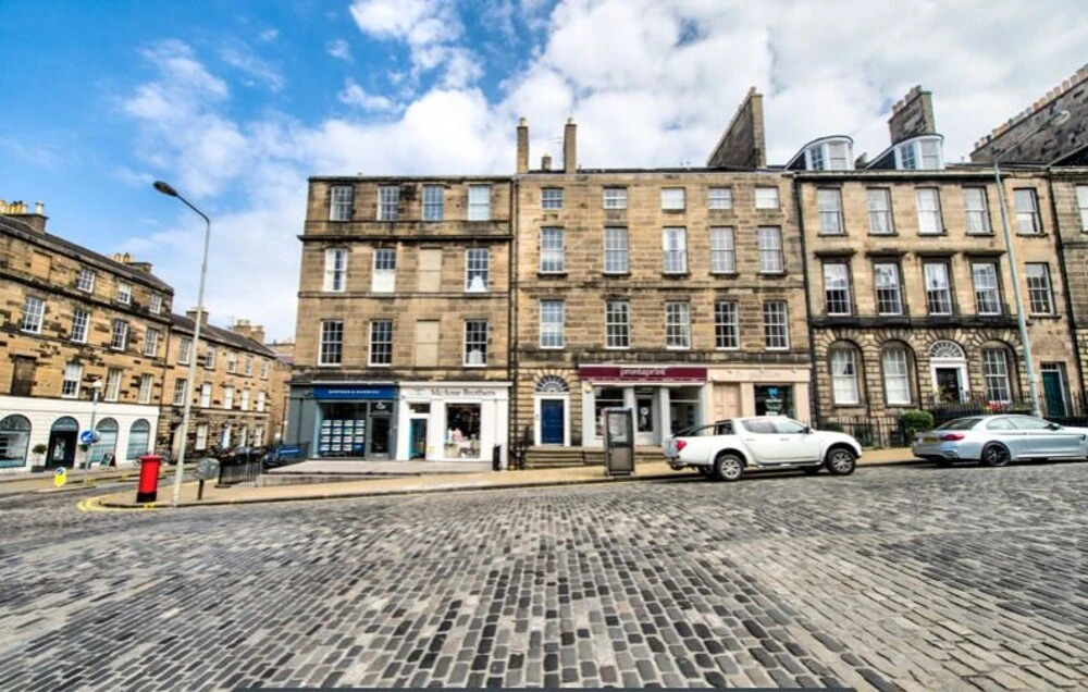 Spacious and Stylish 4-Bed Georgian Apartment