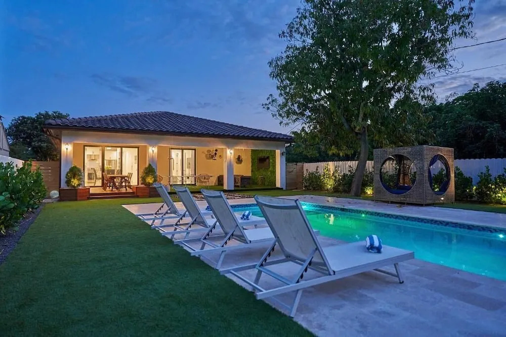 Villa Caicos Fire Pit Pool