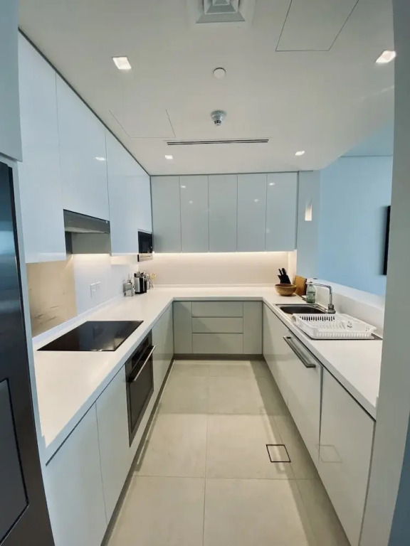 SuperHost - Spacious Apartment With Balcony and Large Pool