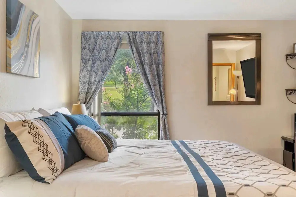 The Cozy Place - Pointe Royale Condo Perfect for Couples!