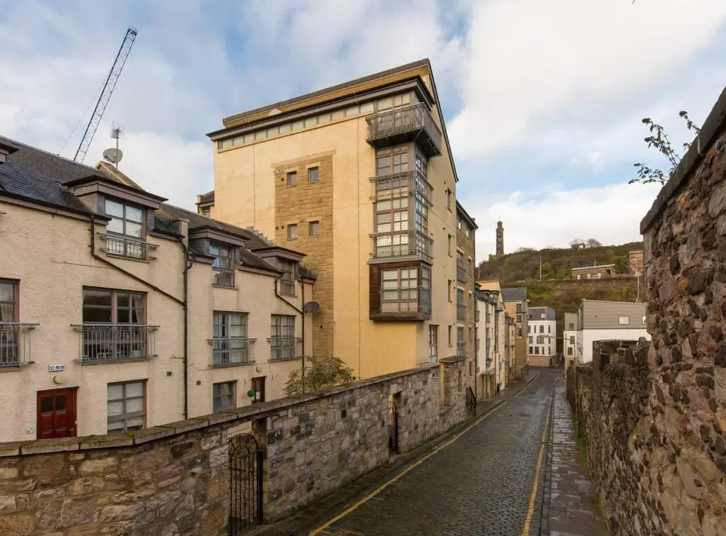 ALTIDO Cool Space Old Town 3Bed Apt with Balcony and Parking