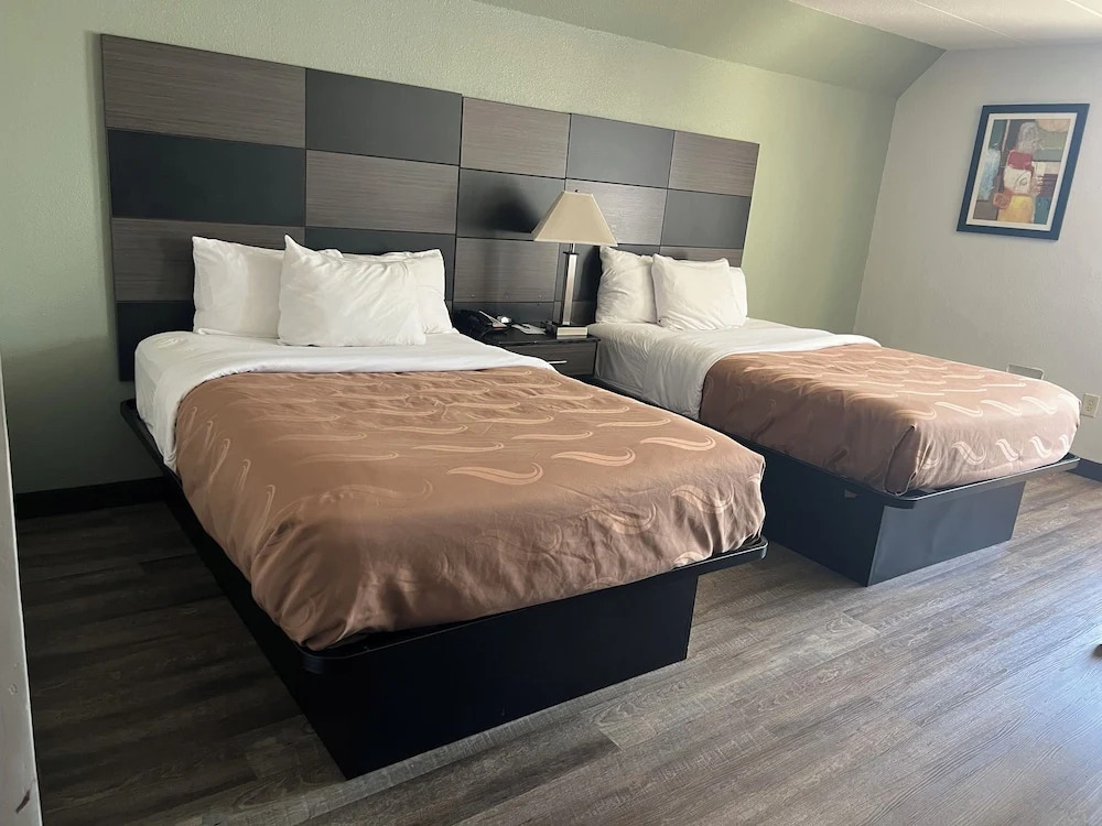 Days Inn & Suites Cincinnati