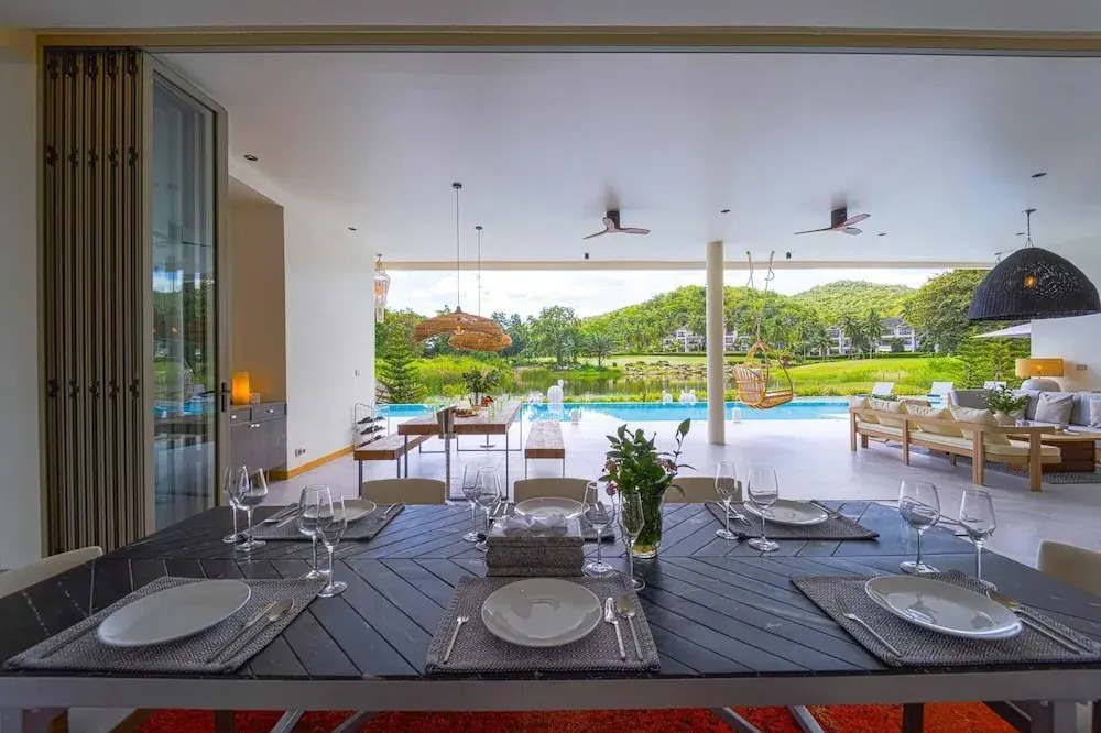 Ultra-Modern 6-Bedroom in GolfCourse PH6