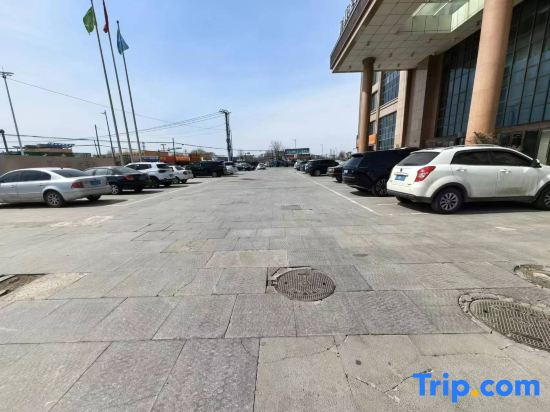 Heyi Zhishang Hotel (Fuxin High-speed Railway Station Wanda Plaza)