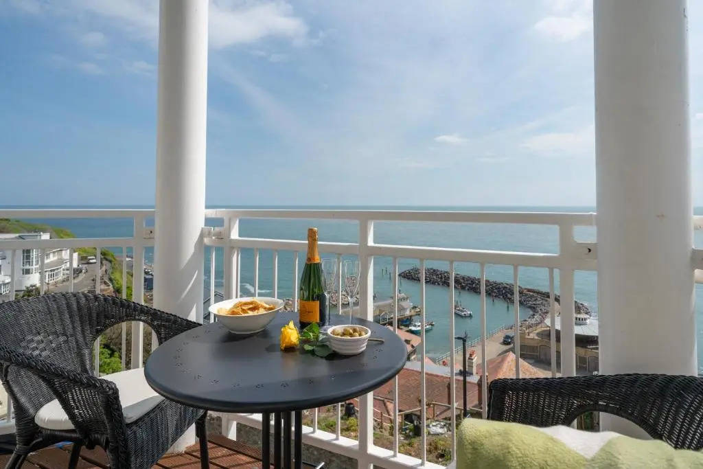 Stunning sea views Ventnor Apartment