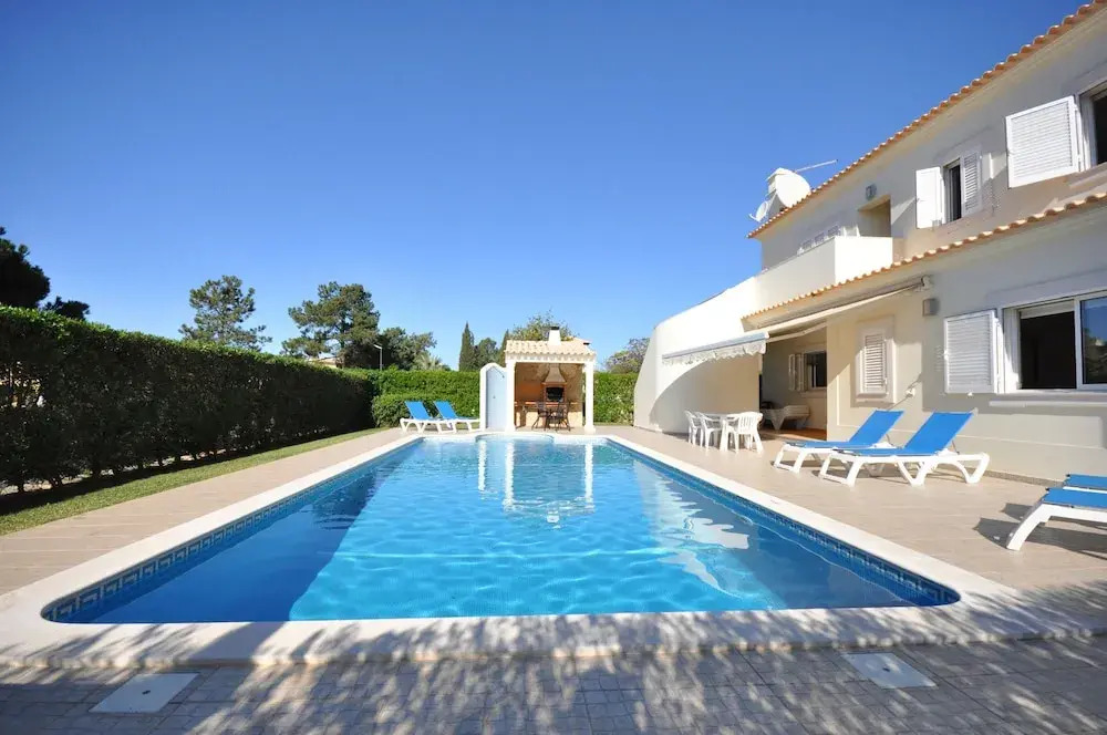 6 Bedrooms, Walking Distance to Amenities, Private Pool, Free AC and Wifi