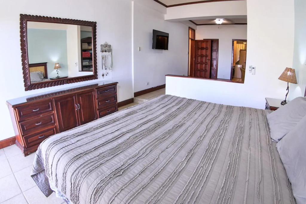 Presidential Suites 4 - Recently renovated 2 bedroom condominium in the heart of Flamingo