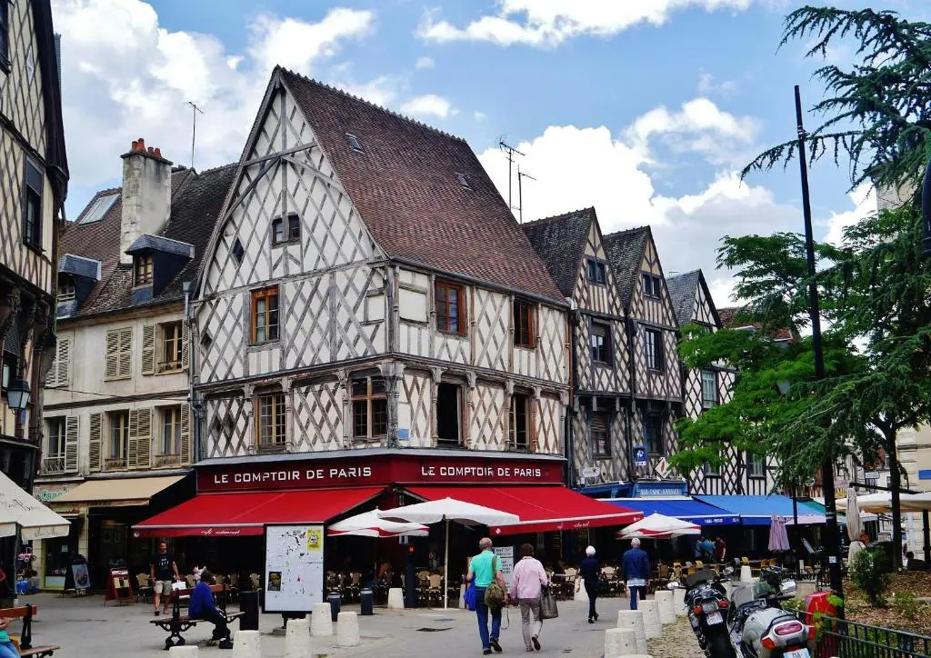 Les Volets Bleus - Au Calme avec petit Jardin et Patio - 3 appartements