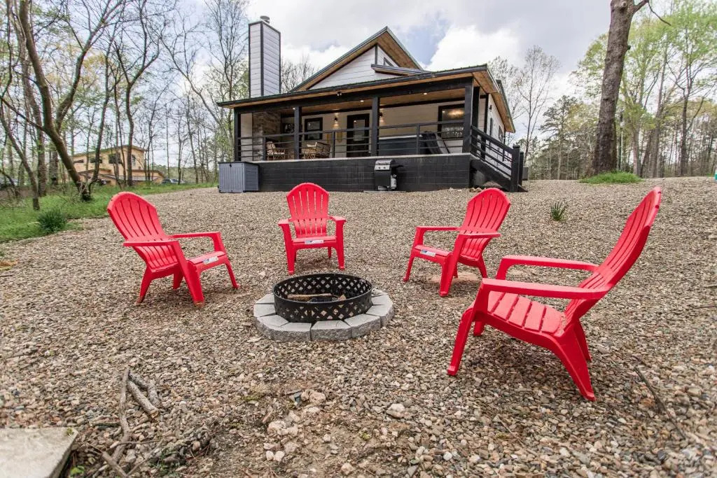 NEW! "Moonlight Rest" Luxury Couples Cabin, 1 Bdrm, 1 Bth, Sleeps 4 Hot tub