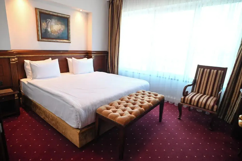 Stone Bridge Hotel