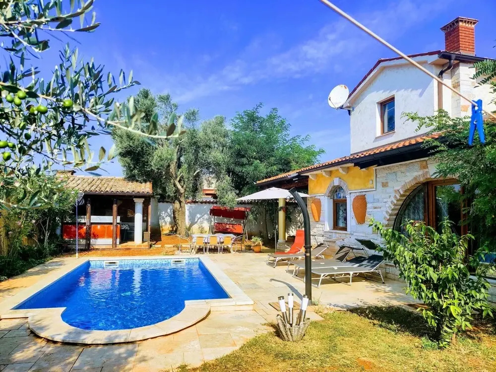 Holiday Home Sisan Near Beach & Pool