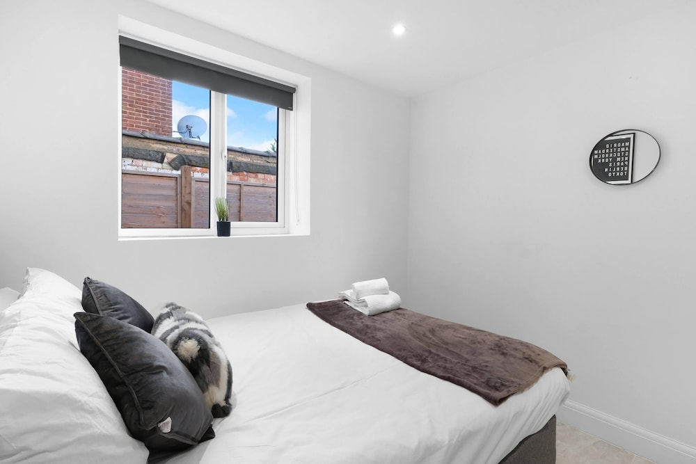 Modern 4 Bedroom Apartment in London with Parking + Garden